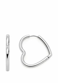 Silverfärgade hängande örhängen i hjärtform, med en polerad yta och slät textur. Designen inkluderar ett säkert gångjärnsstängning.