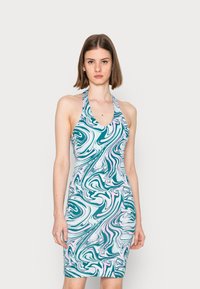 Um vestido halter justo com um padrão mármore em azul-turquesa, branco e rosa. Feito de um tecido suave e elástico, apresenta um decote profundo e comprimento até os joelhos.