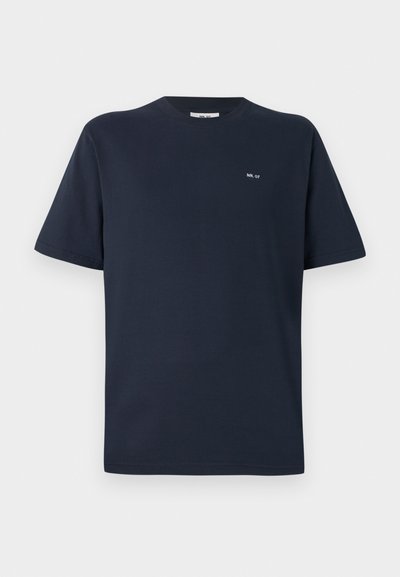 T-shirt de algodão azul marinho com mangas curtas, gola redonda e logótipo branco "NN. 07" no lado esquerdo do peito. Textura suave, corte casual.