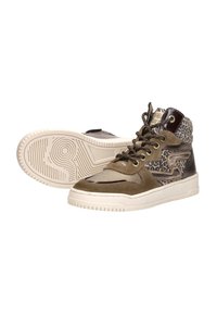 Hoge sneakers met een mix van bruine suede en accenten van luipaardprint, met een witte rubberen zool en zwarte veters.