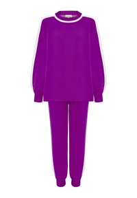 Ensemble de détente tricoté violet comprenant un haut à manches longues avec des accents blancs et un pantalon fuselé assorti. Poignets côtelés aux manches et aux chevilles.