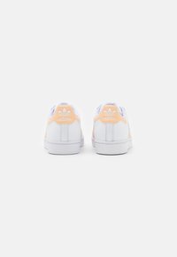 adidas Originals SUPERSTAR - Sportcipő - footwear white/glow orange/glow pink