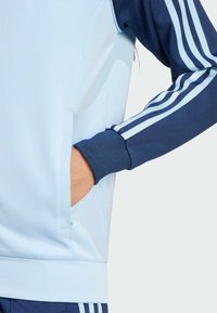 adidas Originals ADICOLOR CLASSICS SUPERSTAR TRACK - Vetoketjullinen college - clear sky