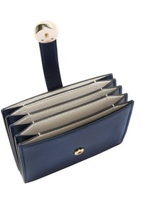 Portafoglio in pelle blu navy con chiusura a scatto dorata e scomparti multipli. Presenta una texture liscia e pannelli interni di colore chiaro a contrasto.