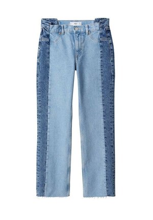 Vrouw zittend, gekleed in tweekleurige blauwe jeans, een lichtblauw gestreept knoopblouseje, en limoen groene sandalen met hak en dunne bandjes.