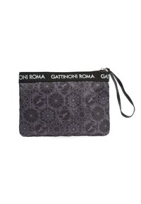 Borsa a sacchetto nera con zip, dotata di un motivo geometrico, superficie testurizzata, cinturino con logo e fascia bianca a contrasto sulla parte superiore.