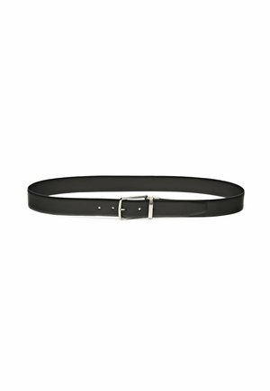 Ceinture en cuir noire avec une boucle en métal argenté brillante. Présente cinq trous pour ajustement, une texture lisse et un design classique.