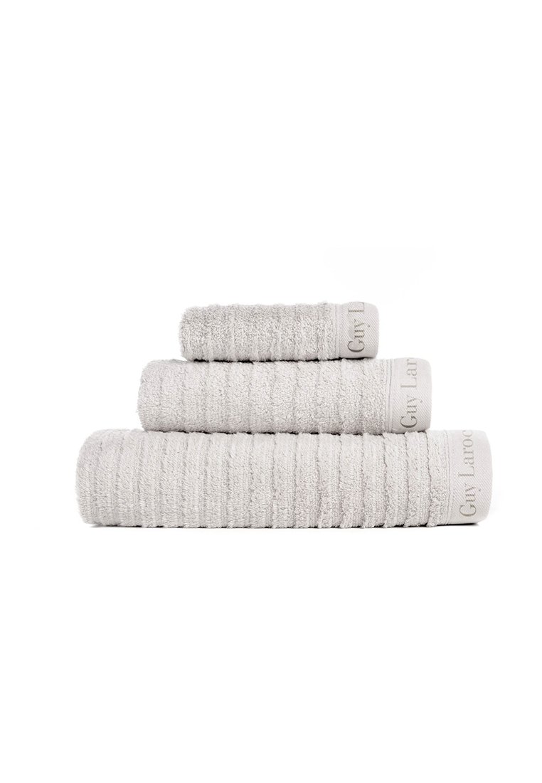 Ensemble de trois serviettes grises avec une texture striée, de tailles variées, comportant une étiquette brodée avec "Guy Larochette" sur le bord de chaque serviette.