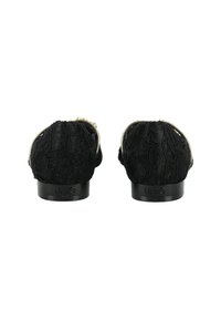 Un paio di scarpe flat nere con texture in pizzo e tacco basso, con il marchio "Liu Jo" impressa sul tacco, viste da dietro.