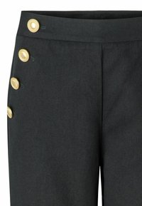 Donkergrijze broek met een gladde textuur, hoge tailleband en vier grote gouden knoopaccenten aan de linkerkant.