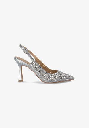 Silberner Slingback-High Heel mit gestuften Verzierungen, spitz zulaufender Zehenpartie, gewellten Kanten und einem reflektierenden Absatz. Glatte Innenausstattung.