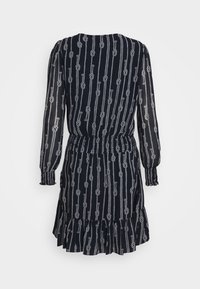 Robe bleu marine à manches longues avec un ourlet à volants, présentant un motif de corde en gris. Taille élastique pour une silhouette ajustée.