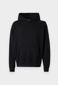 Mustan puuvillasekoituse hoodie, millel on nööriga kapuuts, esi-tasku, pikad varrukad ning ribitud ääred ja hem. Sujuv tekstuur, igapäevane disain.