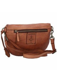 Braune Leder-Crossbody-Tasche mit geschwungener Form, ausgestattet mit einer Reißverschlusstasche, einem geprägten Logo und einem verstellbaren Tragegurt. Glatte Textur und minimale Details.