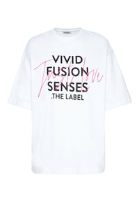 Weißes, übergroßes T-Shirt aus Baumwolle mit auffälligem schwarzen Text und pinker Schrift. Der Text lautet "VIVID FUSION SENSES .THE LABEL."