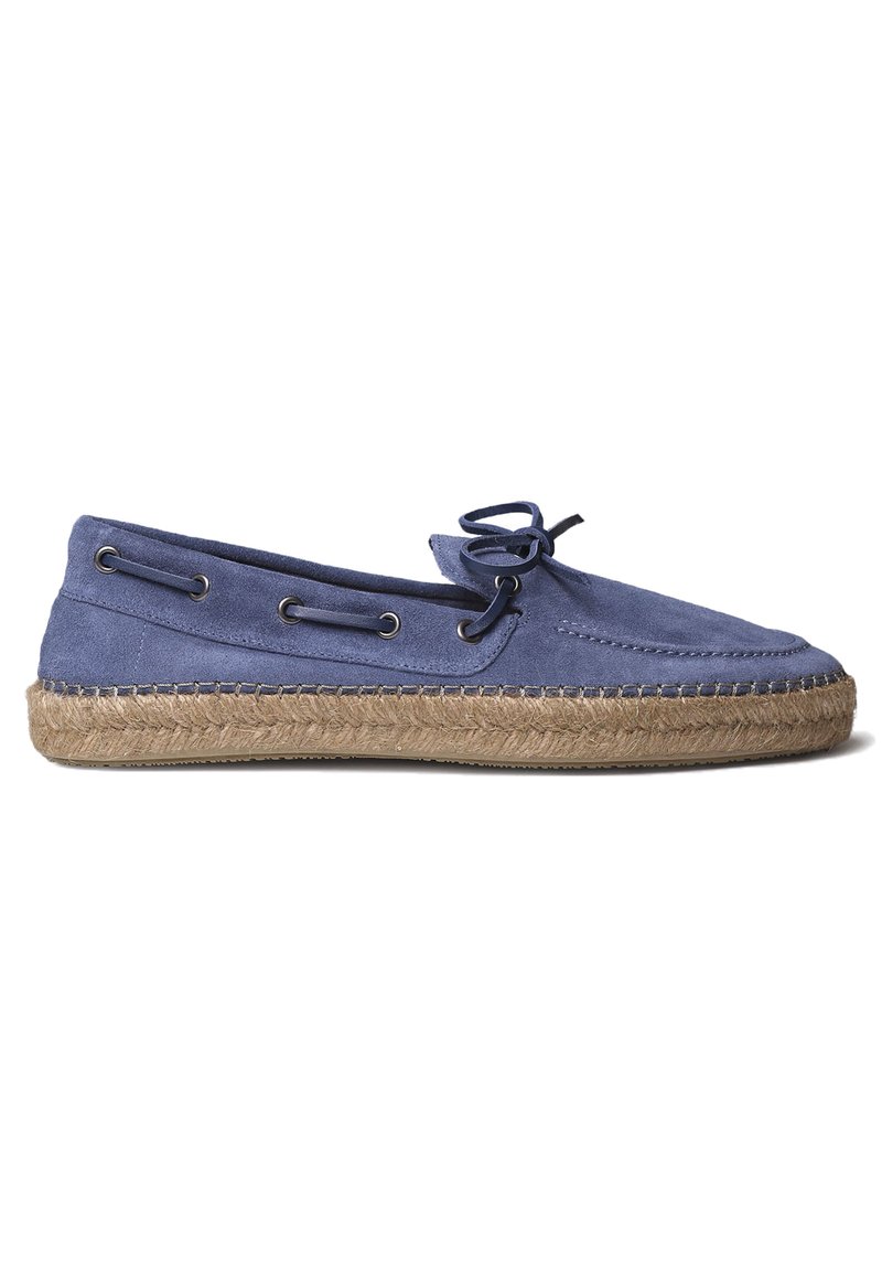 Mornaroplava zamšasta espadrila s jute konopljinom potplatom, dizajnom na vezanje i metalnim rupicama, koja ima glatku teksturu i minimalistički oblik.