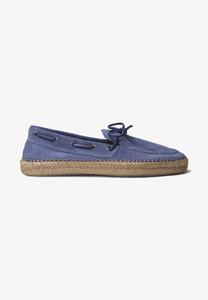Navyblaue Wildleder-Espadrille mit einer Jutesohlen, Schnürdesign und Metallösen, die eine glatte Textur und eine minimalistische Form aufweist.