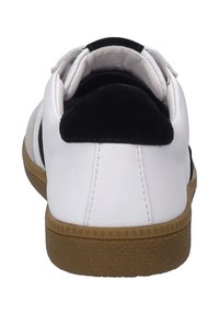 Weißer Sneaker mit schwarzem Ferseneinsatz und Gummisohle, von hinten betrachtet, zeigt den gepolsterten Knöchelkragen und Nähdetails.