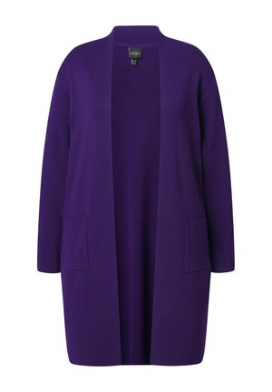 Langer lila Cardigan mit offenem Frontverschluss, langen Ärmeln und zwei vorderen Taschen, aus weichem Strickstoff.