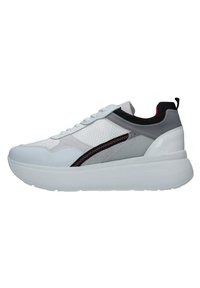 Baskets blanches avec une tige en mesh texturé, des accents en cuir gris et des coutures roses, dotées d'une épaisse semelle blanche et d'un détail de talon noir.