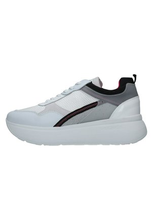 Hvide sneakers med overdel i struktureret mesh, grå læderdetaljer og lyserødt syning, der har en tyk hvid sål og sort hældetalje.