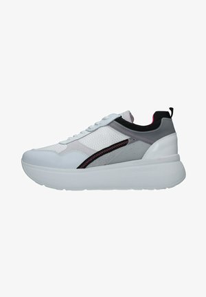 Weiße Sneakers mit einem strukturierten Mesh-Obermaterial, grauen Lederakzenten und rosa Nähten, ausgestattet mit einer dicken weißen Sohle und schwarzen Ferselementen.