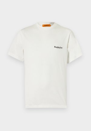 T-shirt bianca a manica corta con scollo rotondo, con piccolo logo nero "Replay Inc." sul petto a sinistra e etichetta interna arancione sul collo.