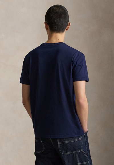 Μπλε ναυτικό βαμβακερό t-shirt με κοντά μανίκια και στρογγυλή λαιμόκοψη· ελαφρύ, με λεία υφή· εικόνα από πίσω, χωρίς γραφικά.