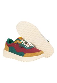 Zapatillas multicolores con tela burdeos, acentos verdes y ante color beige. Suela gruesa en color blanco roto con un patrón de relieve. Cierre con cordones.