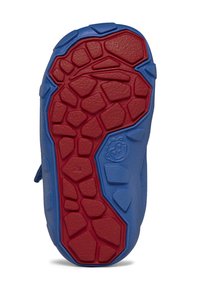 Semelle de chaussure pour tout-petit bleue et rouge avec un motif de bande de roulement géométrique texturé et irrégulier, et le numéro de taille 21 imprimé.