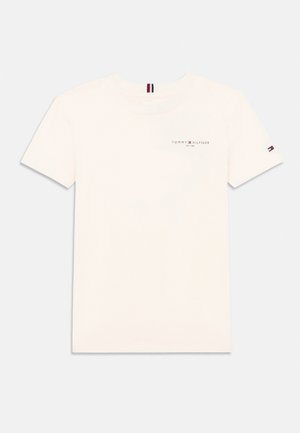 Tricou alb din bumbac cu mâneci scurte, cu logo mic Tommy Hilfiger pe piept și pe mânecă, și etichetă la gât în culorile roșu, alb și albastru.