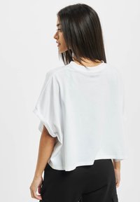 DEF MANI - Lihtne T-särk - white