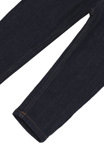 Jeans in denim blu scuro con una vestibilità slim. Presentano cuciture gialle e un taglio dritto. La trama del tessuto è robusta, senza decorazioni.
