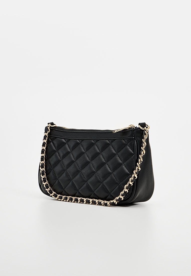 Borsa a spalla in pelle nera trapuntata con tracolla in catena dorata e chiusura con zip, caratterizzata da un motivo geometrico testurizzato sul fronte.