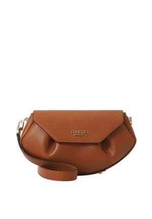 Pochette Guess en cuir marron avec logo doré, fermeture à rabat enveloppe et bandoulière amovible sur fond blanc.