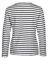 Långärmad t-shirt i svart och vitt med horisontella ränder. Har en rundad halsringning och ett mjukt, lätt tyg.