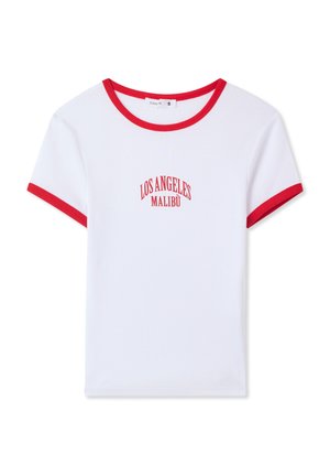 T-shirt bianco a maniche corte con scollatura e dettagli delle maniche ribattuti in rosso. Presenta la scritta "LOS ANGELES MALIBU" in lettere rosse.