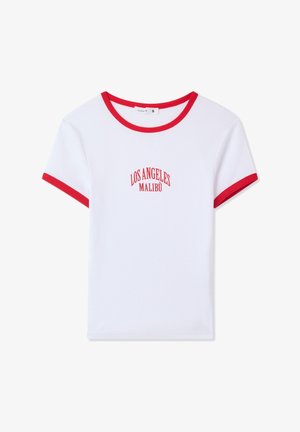 T-shirt bianco a maniche corte con scollatura e dettagli delle maniche ribattuti in rosso. Presenta la scritta "LOS ANGELES MALIBU" in lettere rosse.