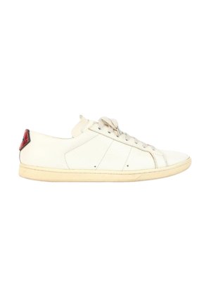 Biały niski sneaker z beżową podeszwą, białymi sznurowadłami i czerwonym detalem na pięcie, pokazany z boku na białym tle.