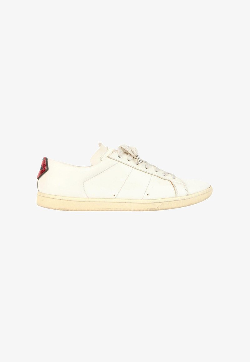 Baskets basses blanches avec semelle beige, lacets blancs et détail rouge au talon, vues de côté sur fond blanc.