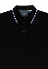 Schwarzes Poloshirt mit einer Knopfleiste mit zwei Knöpfen, geripptem Kragen mit weißen und blauen Streifen und einem kleinen bestickten Logo auf der Brust.