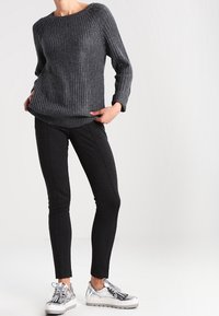 Zalando Essentials Stickad tröja - mottled dark grey