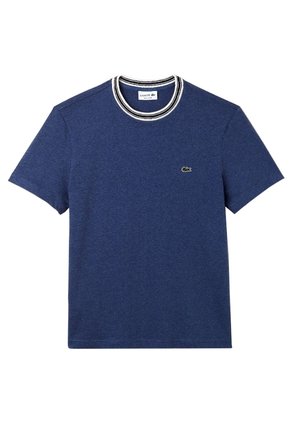 Męski granatowy t-shirt z krótkim rękawem, z biało-czarnym, prążkowanym kołnierzem typu crew neck oraz małym zielonym logo krokodyla na piersi.