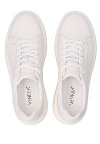 Hvide lædersneakers med flade snørebånd, rund tå og en glat tekstureret finish. Har et "Venezia" logo på indersålen.