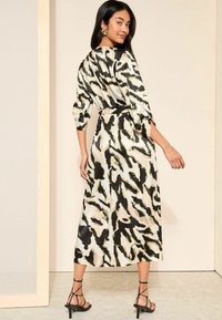 Friends Like These BUCKLE V NECK MIDI REGULAR FIT - Denné šaty - green