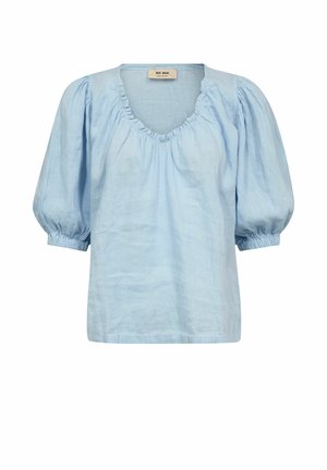 Blouse bleu clair avec manches trois-quarts bouffantes et encolure dégagée froncée, en tissu de lin doux, étiquetée Mos Mosh.