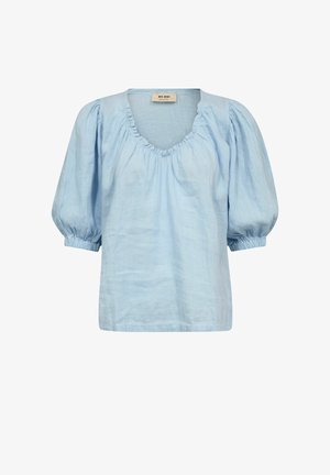 Blouse bleu clair avec manches trois-quarts bouffantes et encolure dégagée froncée, en tissu de lin doux, étiquetée Mos Mosh.
