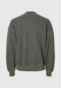 Felpa verde oversize e morbida con collo e polsini a coste. Presenta un logo ricamato discreto sul retro. Texture liscia e design casual.