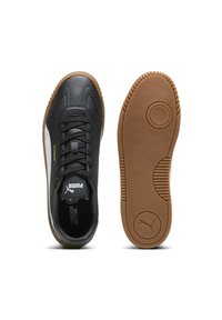 Zapatillas de cuero negras con acentos en blanco y dorado, que cuentan con un diseño de cordones y una suela de goma texturizada.