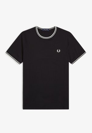 Camiseta negra de manga corta con dobles rayas blancas en el cuello y las mangas, que presenta un pequeño logotipo de corona de laurel blanca en el pecho.